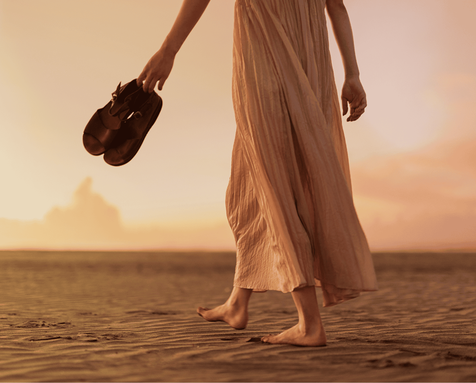 砂浜を歩く女性